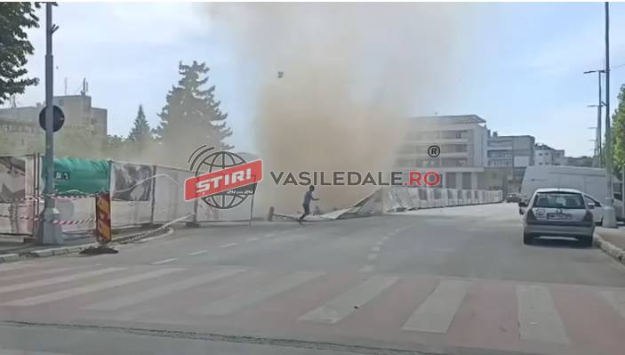 VIDEO: Mini tornadă în Piața Revoluției din Baia Mare