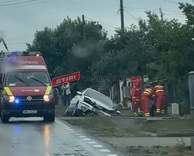 FOTO: Un autoturism s-a izbit de un cap de pod la Fărcașa