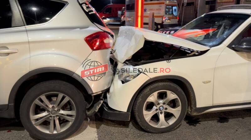 FOTO / VIDEO: Coliziune între două autoturisme în Baia Mare. Două persoane au ajuns la spital