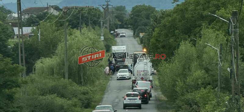 FOTO: Coliziune între două autoturisme la Hideaga. Patru persoane au ajuns la spital