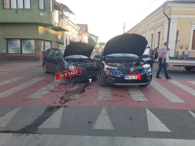 FOTO / SIGHETU MARMAȚIEI: Accident grav provocat de o șoferiță care nu a acordat prioritate de trecere