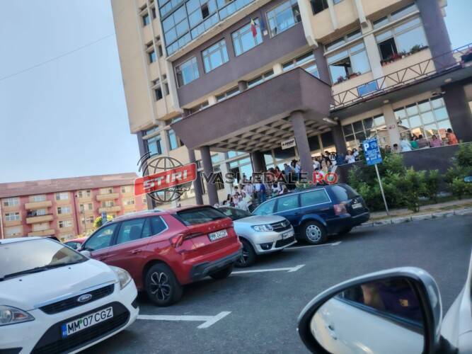 Bugetarii sunt nemulțumiți că pierd sporul de condiții vătămătoare. Și angajații de la ANAF Maramureș protestează… la umbră