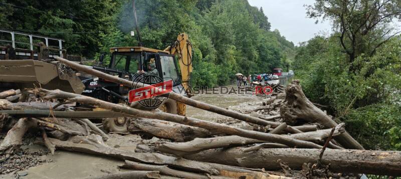 O familie de maramureșeni care mergea cu bebelușul la dializă în Cluj, blocați de aluviunile de la Coșbuc