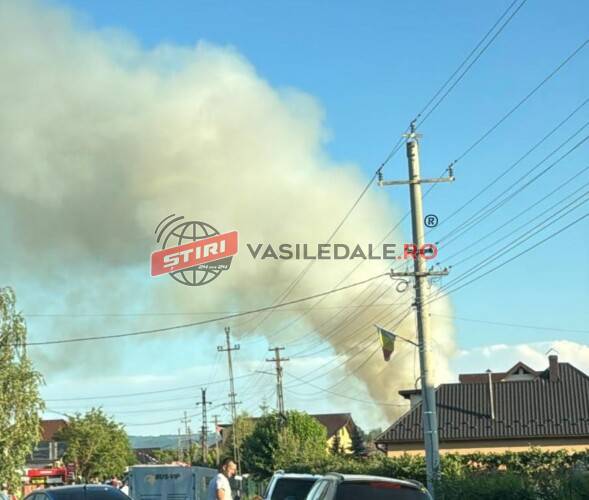 FOTO: A luat foc un garaj în Săcălășeni. Traficul pe DJ182B este blocat