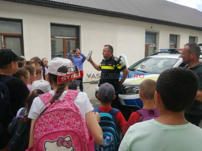 În tabăra de vară, polițiștii din Ocna Șugatag au avut la ei și aparatul etilotest. Au testat “concentrația” de siguranță și distracție