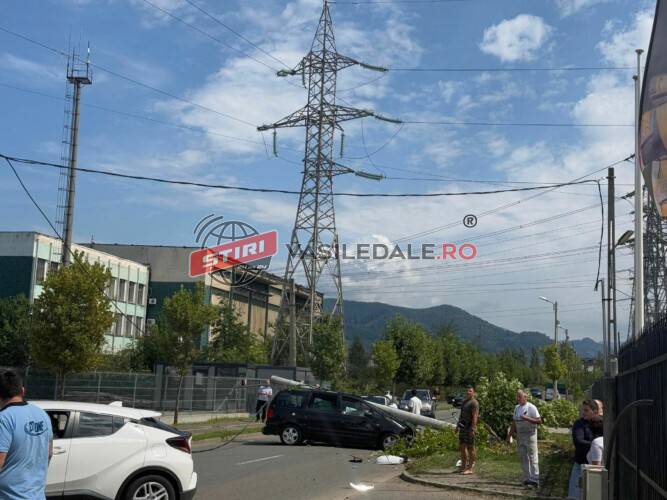 VIDEO: Coliziune pe strada Oborului, un stâlp electric căzut pe una dintre mașini – actualizare