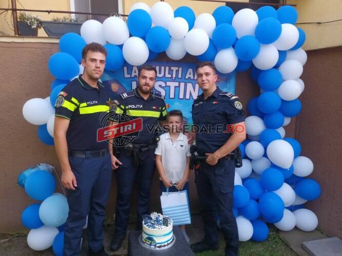 FOTO: Iustin, mare fan al poliției, surprins de polițiști de ziua sa de naștere