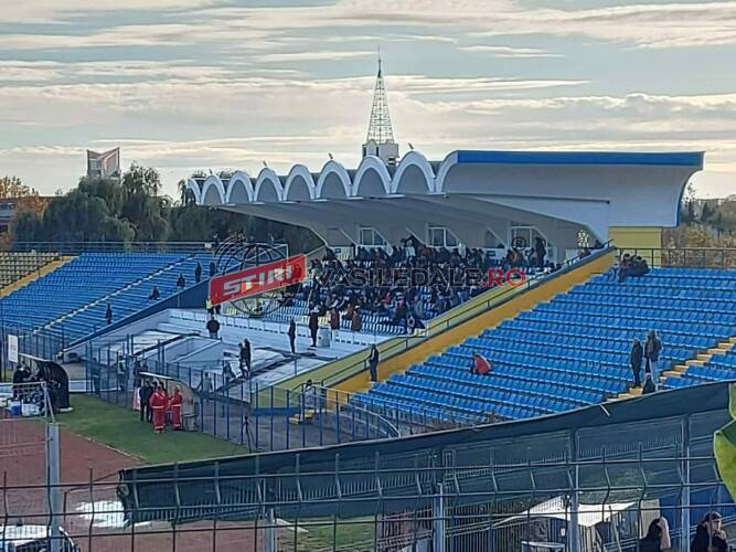 FOTBAL: Liga 3 – Minaur Baia Mare, liderul seriei. Imagine dezolantă pe stadionul ”Dealul Florilor”. Nici o sută de spectatori, galeria a lipsit