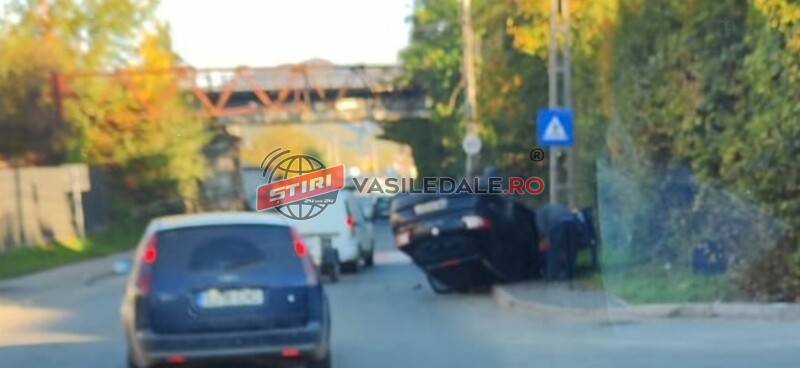 FOTO: O mașină s-a răsturnat pe strada M. Eminescu