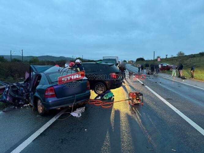 ACCIDENT GRAV: Coliziune între trei autoturisme, cinci victime, la Livada. Un bărbat nu a mai putut fi salvat (ACTUALIZARE)