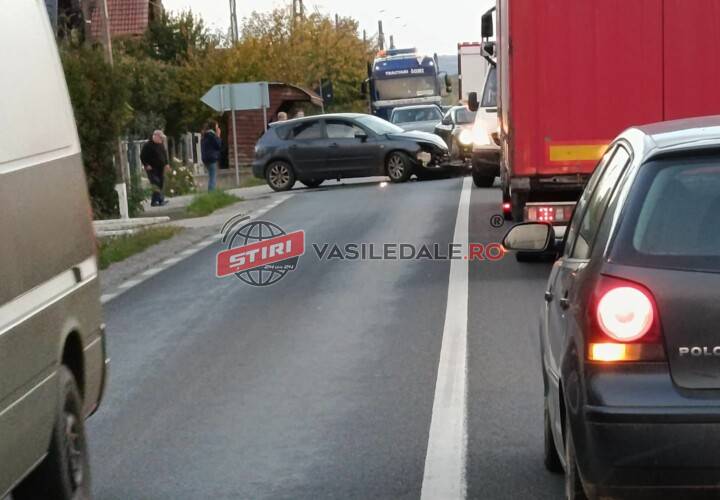 EXCLUSIV FOTO: La Satulung o șoferiță a ieșit din DN1C fără să acorde prioritate unui autotren