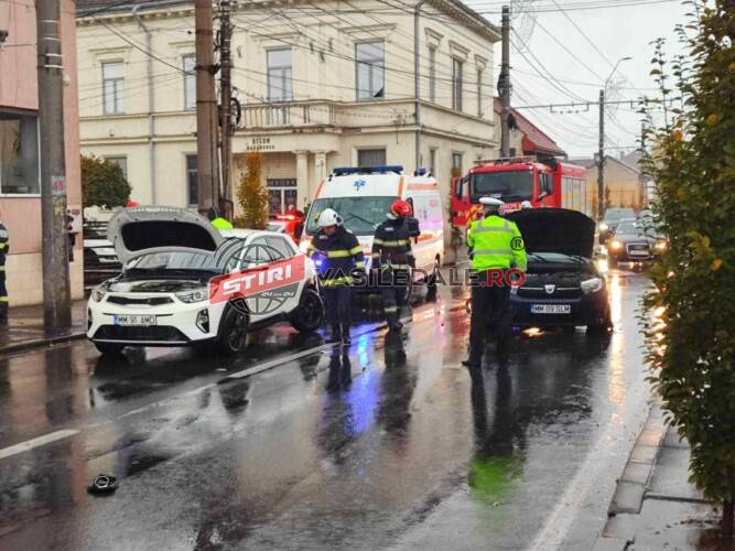 Carambol pe strada 22 Decembrie din Baia Mare. 3 mașini implicate, o persoană rănită (foto/video) Carambol pe strada 22 Decembrie din Baia Mare. 3 mașini implicate, o persoană rănită (foto/video)
