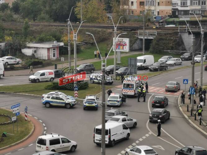 EXCLUSIV / ACTUALIZARE: Autospeciala poliției împlicate într-un accident rutier în sensul giratoriu de la Semilună (VIDEO)