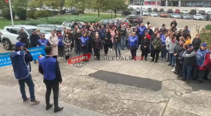 VIDEO: Angajații DGASPC au oprit munca și au protestat în fața clădirii CJ Maramureș
