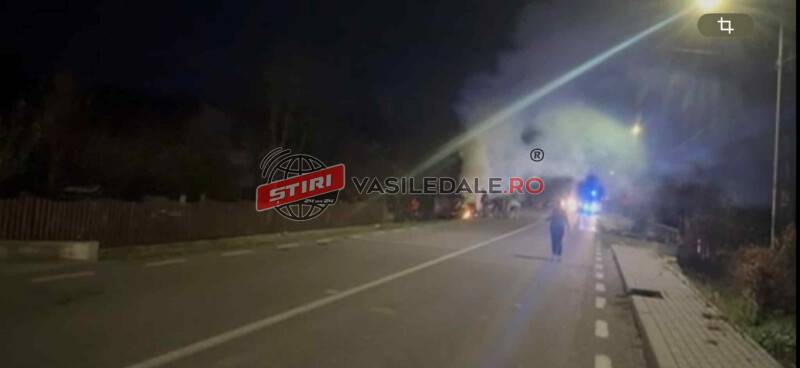 EXCLUSIV VIDEO: TRAGEDIE LA FĂUREȘTI – Un bărbat decedat, altul intubat și un al treilea rănit ușor. Mașina de teren s-a răsturnat, a rupt o conductă de gaz și a luat foc (ACTUALIZARE)