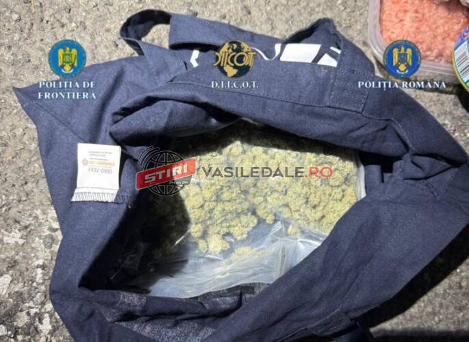 TÂNĂR PRINS ÎN TRAFIC cu cocaină ascunsă într-o șosetă și cannabis ascuns într-o ladă frigorifică (foto)