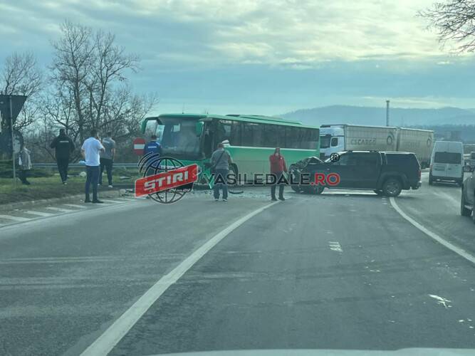 EXCLUSIV VIDEO: Autocarul echipei masculine de handbal CSM Sighișoara a avut accident în Beclean. Au mâine meci cu Minaur Baia Mare în Liga Zimbrilor