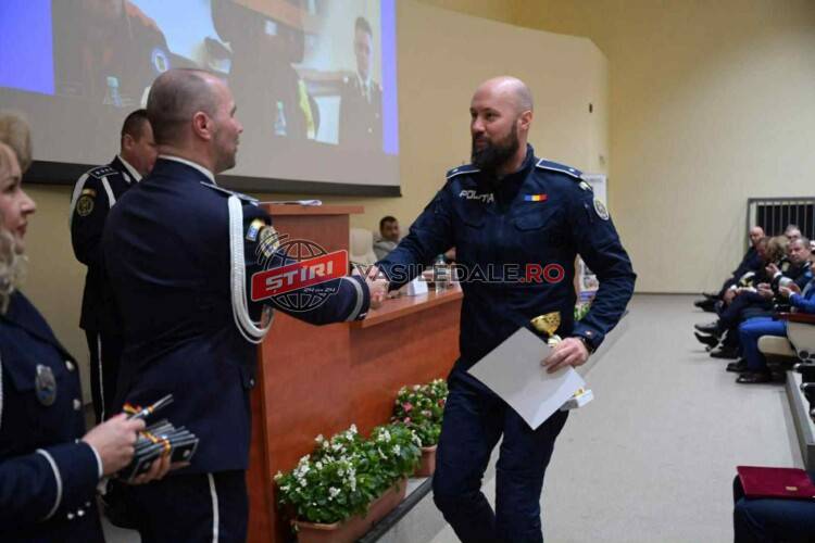 Acoperiș cuprins de flăcări și urme de pași pe zăpadă – semnele care l-au determinat pe un polițist să forțeze ușa de acces Acoperiș cuprins de flăcări și urme de pași pe zăpadă – semnele care l-au determinat pe un polițist să forțeze ușa de acces