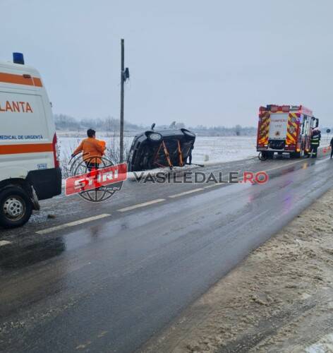 EXCLUSIV FOTO: Un șofer beat criță și-a băgat feciorul în spital. Având 1,20 mg/l, în etilotest, s-a izbit cu mașina de un podeț între localitățile Gârdani și Rodina