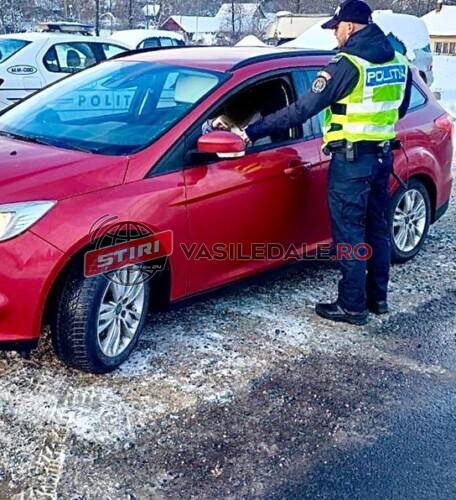 RUTIERE: Certificate de înmatriculare retrase de poliţişti pe DN1C. 25 autoturisme verificate şi aproape tot atâtea sancţiuni la Ocna Şugatag, auto verificate cu sprijinul câinilor poliţişti, în cadrul acţiunii BLOCADA