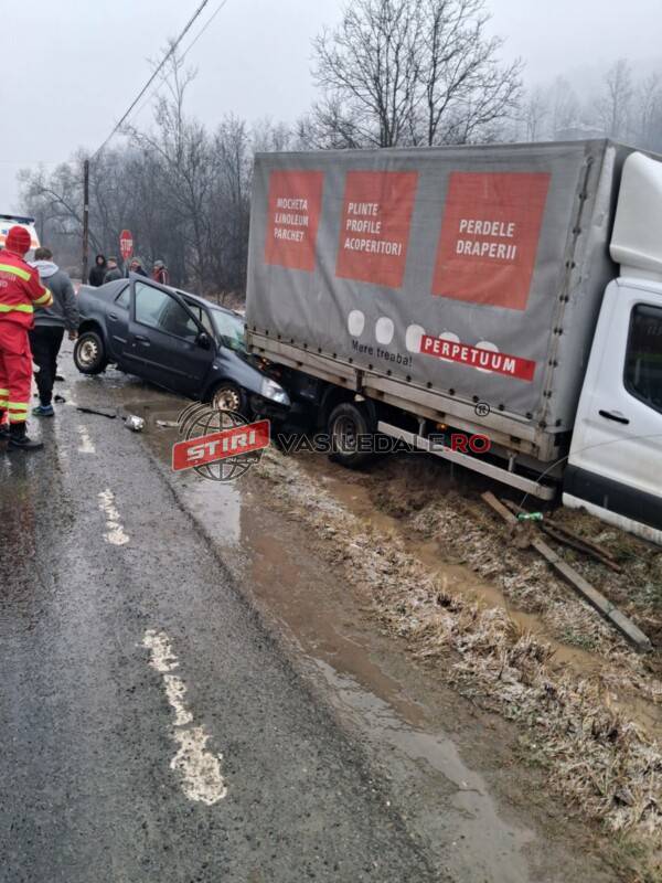 VIDEO: Viraj la stânga urmat de acroșarea unei autoutilitare pe DN18 Vișeu – Moisei. Un șofer rănit