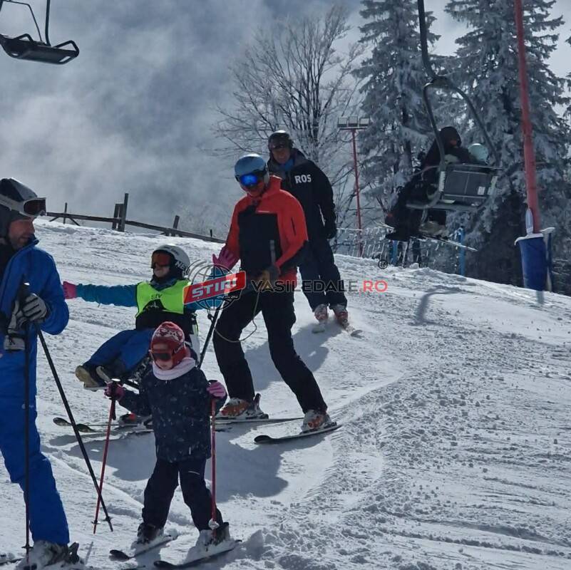 Polițist din Maramureș, exemplu de solidaritate pe pârtie: sprijin pentru copiii cu dizabilități – video