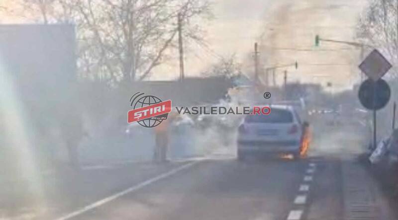 TRAFIC BLOCAT: Un autoturism în flăcări pe DN1C la semaforul de la drumul Nistrului (VIDEO)