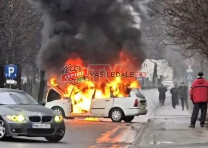 VIDEO: Autoturism cuprins de flăcări în Baia Mare