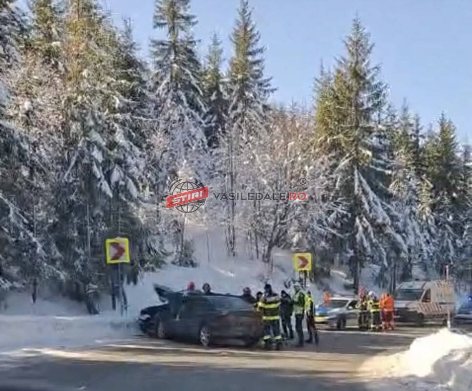 ULTIMĂ ORĂ – Impact violent între două mașini în pasul Prislop. 5 persoane rănite (FOTO)