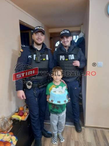 SURPRIZA POLIȚIȘTILOR DIN TÂRGU LĂPUȘ: Bogdan, surprins cu tort aniversar de ziua lui