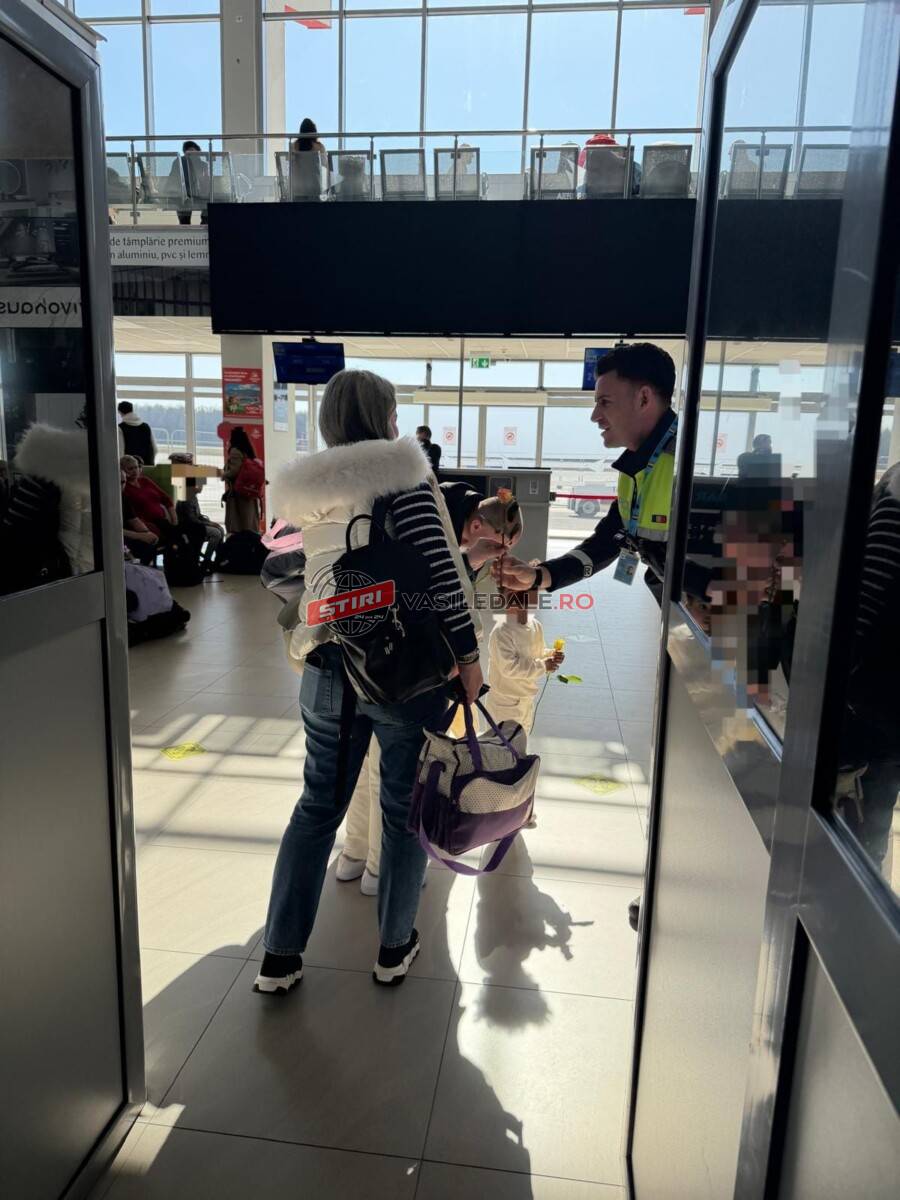 Pasagerele și însoțitoarele de zbor, conduse cu zâmbete pe buze la decolarea de pe aeroportul din Maramureș