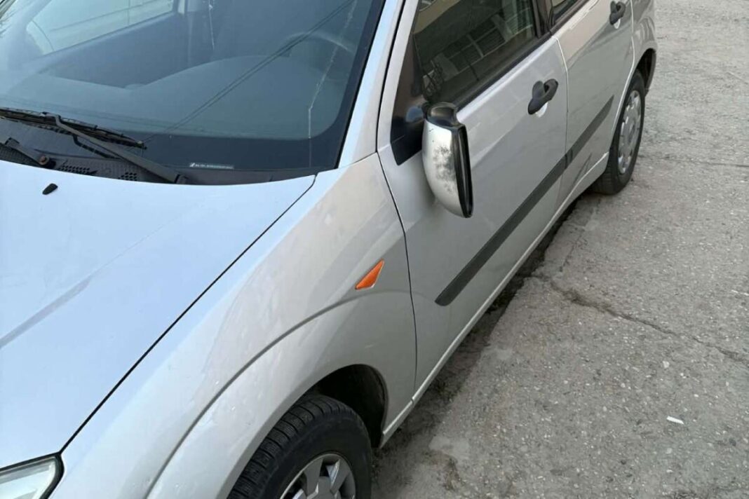 SIGHETU MARMAȚIREI: Trei tineri posibil drogați au vandalizat opt autoturisme în miez de noapte