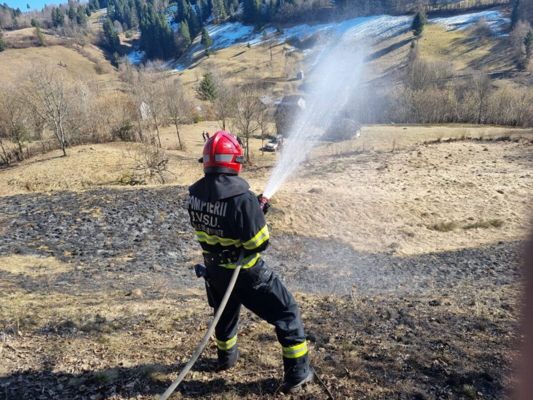 APEL LA RESPONSABILITATE: Incendiu de vegetație uscată la Poienile de Sub Munte