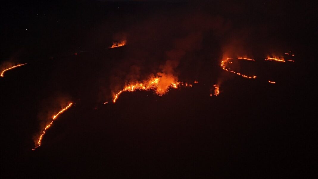 NEBUNIA CONTINUĂ și nimănui nu îi pasă: Arde o zonă vastă din apropierea localității Fântânele. Foc și la IEUD (foto)