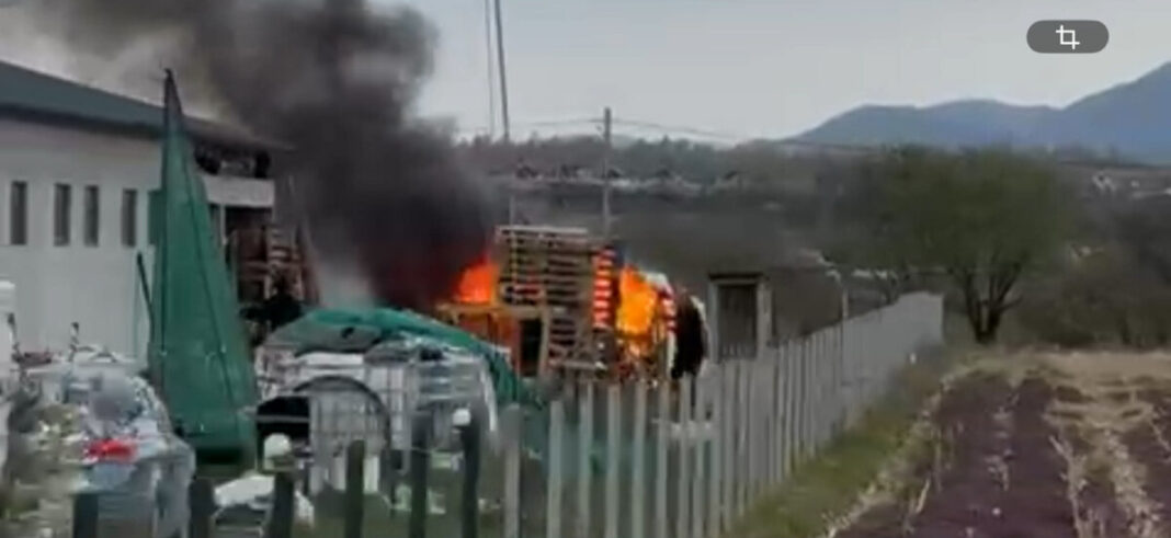 EXCLUSIV VIDEO: A fost pericol de explozie între Recea și Lăpușel! Mașină în flăcări în apropierea unui loc unde ar fi depozitat azotat de amoniu. Trafic blocat pe DN1C