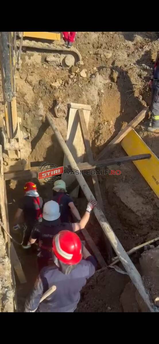 ALERTĂ LA TÂRȘOLȚ: Persoană îngropată sub un mal de pământ