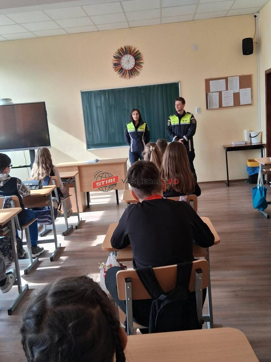 O LECȚIE ALTFEL: Polițiștii în dialog cu elevii