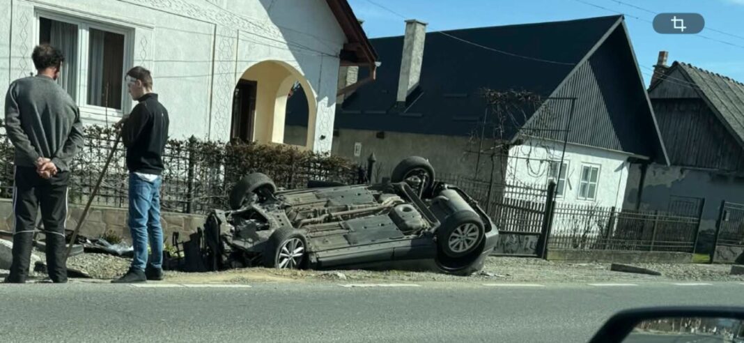 EXCLUSIV FOTO: Doi moldoveni răniți grav la Sarasău după ce s-au răsturnat cu mașina