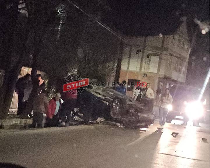 FOTO EXCLUSIV: Autoturism răsturnat pe plafon la Rozavlea. Șoferul rănit, pasagerii au scăpat teferi (actualizare)