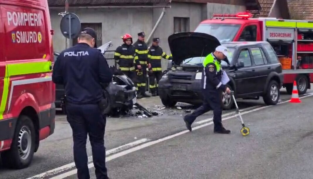 VIDEO: Accident rutier în Tăuții de Sus, 2 autoturisme implicate, 2 persoane rănite (actualizare)
