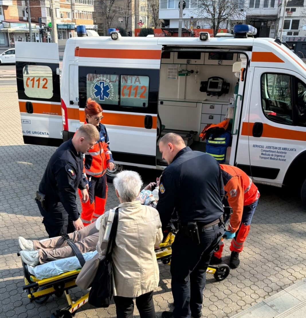 INTERVENȚIE A JANDARMILOR: Mamă cu bebeluș, ajutată în fața Palatului de Justiție din Baia Mare