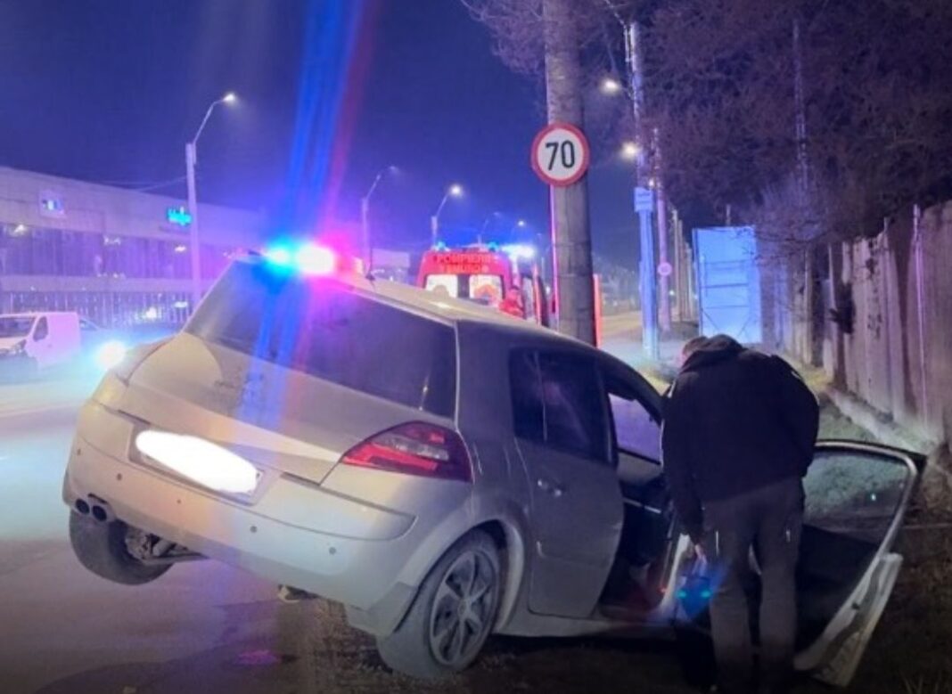 1.34 IN ETILOTEST: Șofer „mangă” la volan, proiectat cu mașina în șanț după ce a rupt două indicatoare (video)