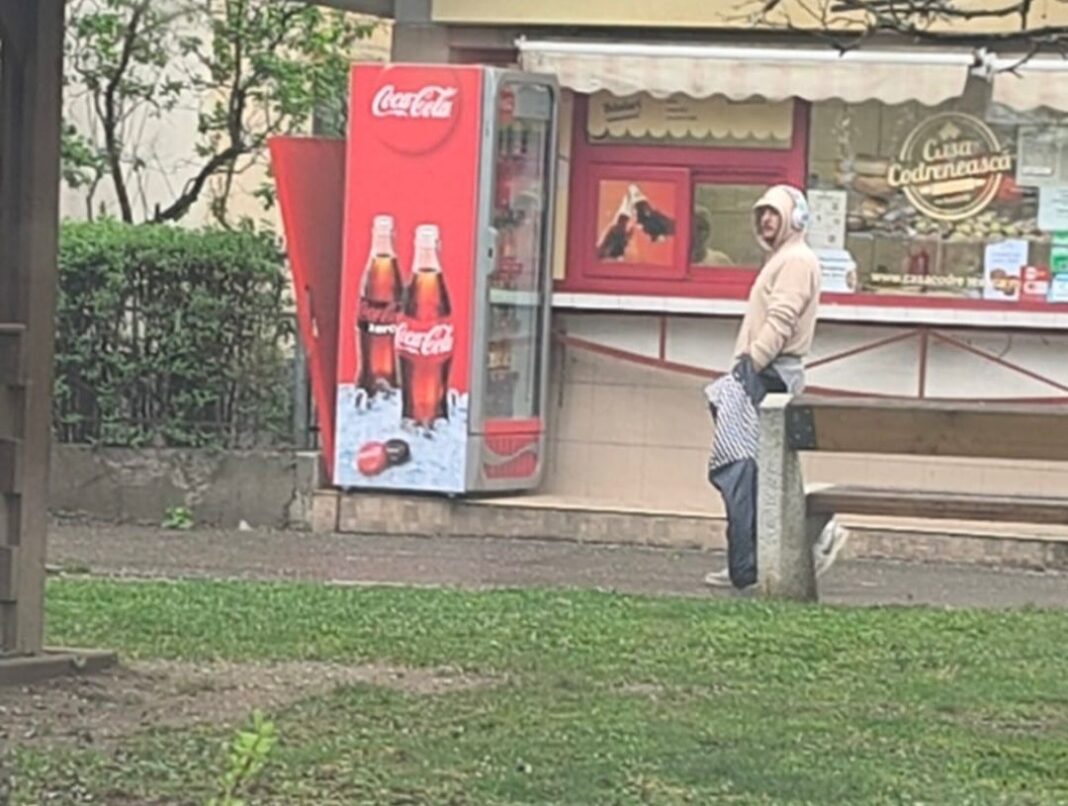 EXCLUSIV FOTO/VIDEO: Panică în zona unei școli din Baia Mare. Patru femei și un bărbat atacați de un cagulat – ACTUALIZARE