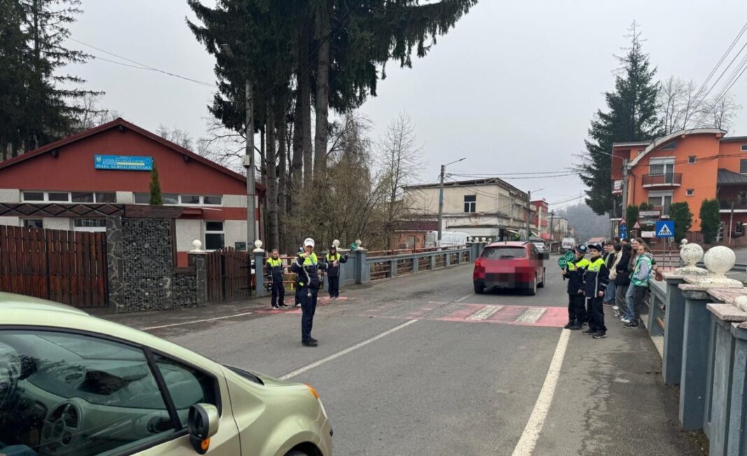 O ALTFEL DI ZI ÎN TRAFIC: Polițiștii și elevii Școlii Generale Nr. 2 din Cavnic au dirijat traficul din localitate