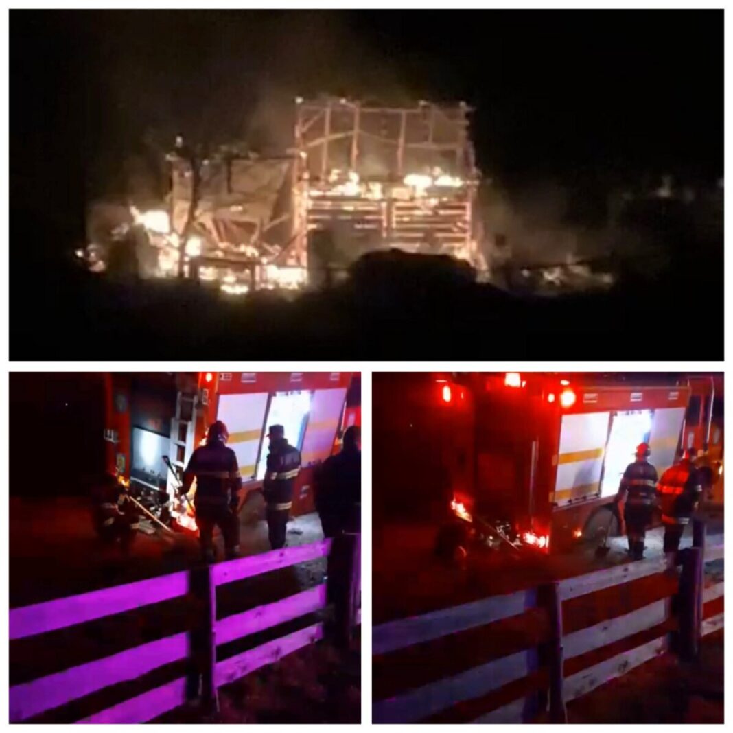 EXCLUSIV: Adăpost de animale în flăcări la Borșa. Autospeciala de pompieri blocată după ce drumul s-a rupt sub greutatea ei (VIDEO)