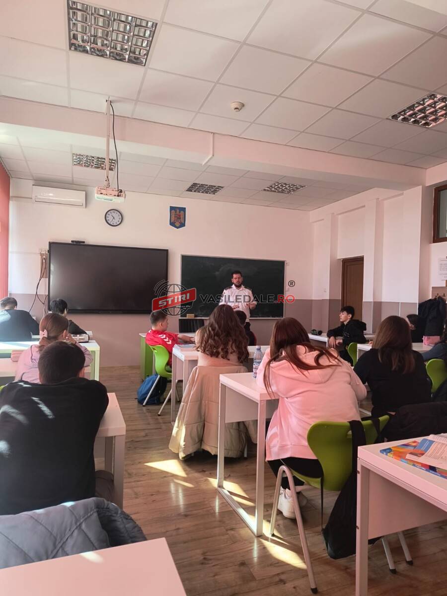ACȚIUNE DE PREVENIRE LA FĂRCAȘA: Sute de elevi informați despre pericolele din mediul online