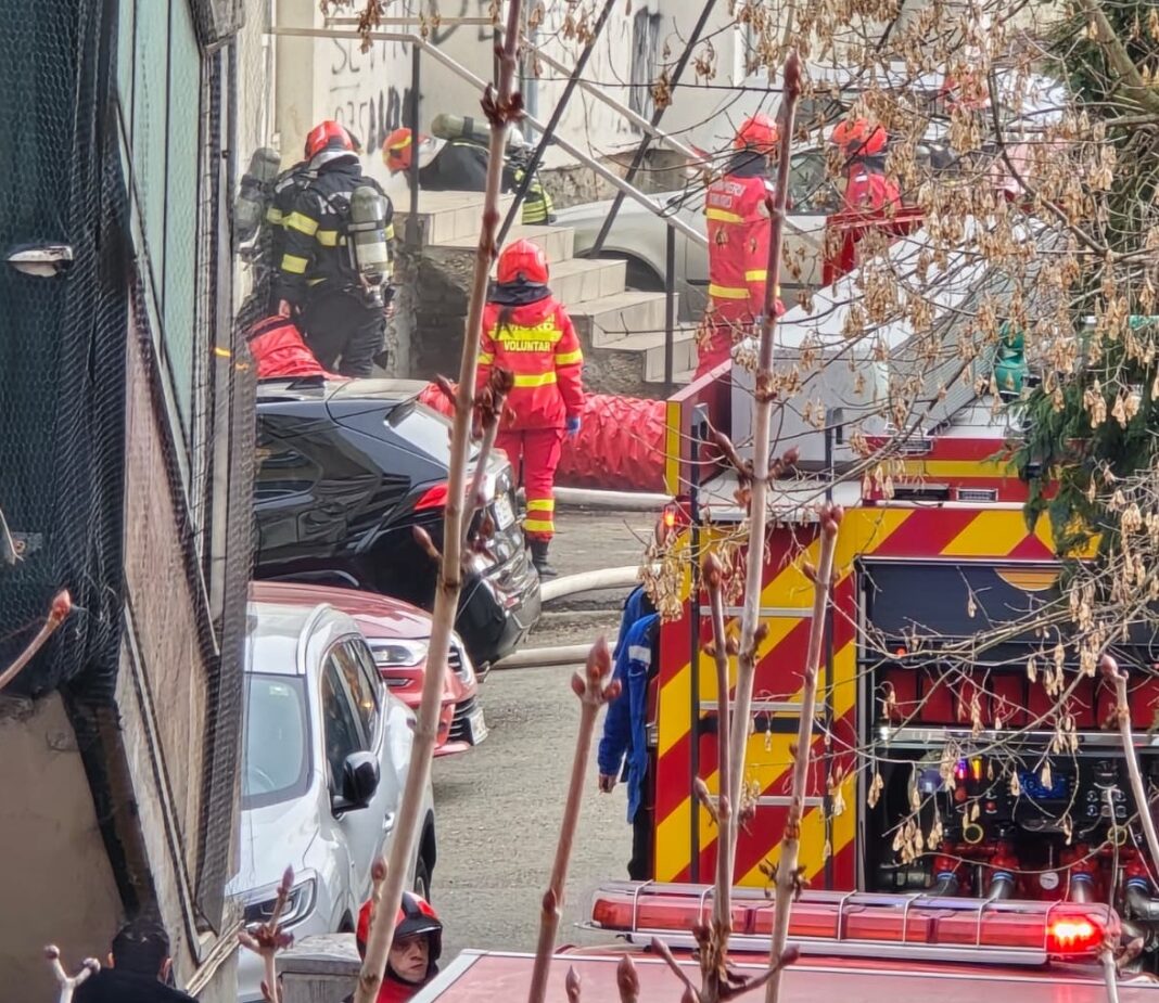 FOTO / VIDEO: Incendiu la subsolul unei clădiri dezafectate de pe str. Culturii FOTO / VIDEO: Incendiu la subsolul unei clădiri dezafectate de pe str. Culturii