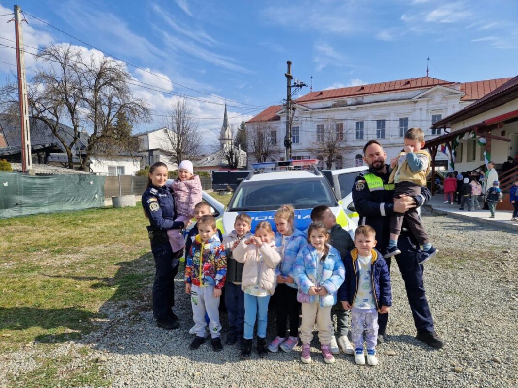 Polițiștii vișeuani, în mijlocul celor mici pentru siguranță