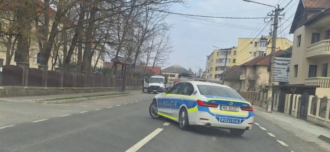 ÎN TRAFIC: Un șofer a ajuns la spital după ce a lovit un copac la Șișești. Bărbat de 65 de ani, prins băut la volanul unui tractor, defecțiunile tehnice, în vizorul polițiștilor și RAR