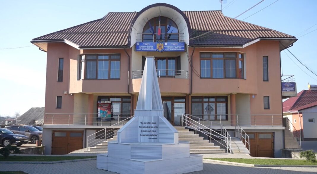 CITITORI: Monumentul eroilor – ”ȘURUBELNIȚA” discordiei în comuna Sălsig. Avem mărturiile tuturor celor implicați (VIDEO)